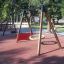 Balançoires sur une surface de terrain de jeu Rubber Tiles 35 dans un parc.