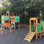 Big Tractor playhouse with slide dans un terrain de jeu.