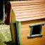 Maison de jeu en bois pour enfants nommée Crooked House.