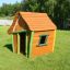 Maison de jeu en bois sur une pelouse verte - Crooked House.