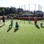 Des enfants jouent sur un terrain de sport Multiarena Wooden.
