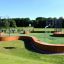 Terrain de sport Multiarena Wooden avec paniers de basket et gazon artificiel vert