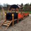 Aire de jeux Locomotive with cars train playhouse avec structure en bois.