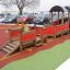 Locomotive with cars train playhouse dans une aire de jeux.