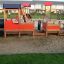 Des enfants jouent dans un Locomotive with cars train playhouse sur l’aire de jeux.