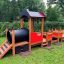 Maison de jeu sur le thème du train pour enfants dans un parc.