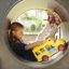 Enfant jouant avec un jouet Locomotive with cars train playhouse dans un toboggan tubulaire.
