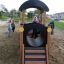 Enfants jouant sur Locomotive with cars train playhouse dans une aire de jeux.