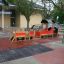 Locomotive with cars train playhouse dans l’aire de jeux.