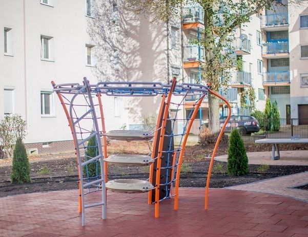 Structure de terrain de jeu sur Rubber Tiles 50 dans un quartier résidentiel.
