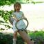 Enfant jouant sur l'équipement de terrain de jeu Nature Seesaw en extérieur