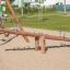 Nature Seesaw fabriqué en bois dans une aire de jeux ensoleillée