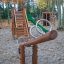 Nature Seesaw en bois dans une aire de jeux avec toboggan et structure d'escalade.