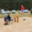 Des enfants jouent sur Nature Seesaw dans une aire de jeux sablonneuse.