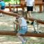 Enfant jouant sur l'équipement de terrain de jeu Nature Seesaw en extérieur