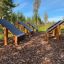 Small Climbing Ramp dans une aire de jeux extérieure en forêt
