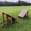 Small Climbing Ramp dans une aire de jeux sur un champ herbeux.