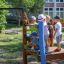 Enfants jouant sur une structure de terrain de jeu Captain's Bridge dans un parc.