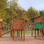 Rope Center sur un terrain de jeu en bois avec toboggans et cordes d’escalade