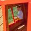 Enfant jouant à l’intérieur d’une structure en bois Anna's Playhouse.
