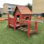 Maison de jeu en bois avec pont dans une aire de jeux, Anna's Playhouse.