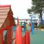 Anna's Playhouse aire de jeux en bois avec structures de jeu colorées pour enfants.