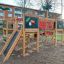 Jungle castle with slide en bois dans une aire de jeux.