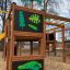 Château de la jungle en bois avec toboggan pour enfants.