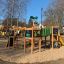 Jungle castle with slide dans une aire de jeux.