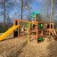 Jungle castle with slide dans une aire de jeux.