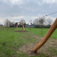 Équipement de terrain de jeu en bois pour tyrolienne Cableway Nature dans un parc herbeux