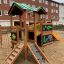 Jungle House playhouse with slide dans une aire de jeux.