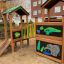 Jungle House playhouse with slide dans une aire de jeux.