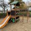 Jungle House playhouse with slide dans une aire de jeux