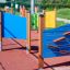 Race Track Board dans une aire de jeux extérieure pour enfants.