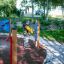 Homme jouant sur Race Track Board dans une aire de jeux extérieure.