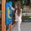 Enfant jouant avec un jouet éducatif d'extérieur Bingo Board.