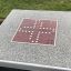 Table de jeu d'extérieur avec design de plateau Ludo.