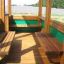 Maisonnette Bus en bois avec bancs intégrés.