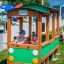 Des enfants jouent à l’intérieur de l’équipement de jeu Bus.