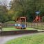 Équipement de jeu ressemblant à un bus dans un parc.