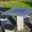 Table d'échecs d'extérieur avec bancs sur un chemin de gravier.