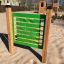 Find Pairs Board sur une aire de jeux avec zone sablonneuse et structures de jeu en bois en arrière-plan.