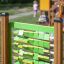 Enfant jouant avec Find Pairs Board dans une aire de jeux extérieure.