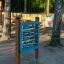 Jeu interactif extérieur Find Pairs Board pour enfants dans un cadre de parc.