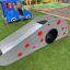 Toboggan de jeu pour enfants Dottie I single slide avec des pois rouges sur du gazon vert.