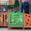 Delta structure de jeux avec escalade et panneau d’activités, avec des enfants jouant à l’extérieur