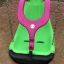All Access Seat - balançoire inclusive pour aire de jeux avec couleurs vert et rose sur sol sablonneux