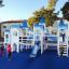 Des enfants jouent sur la structure de jeux Winter Mansion avec des tours bleues et blanches de style château a