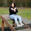 Femme faisant de l’exercice sur un banc romain pour les muscles du dos en extérieur.